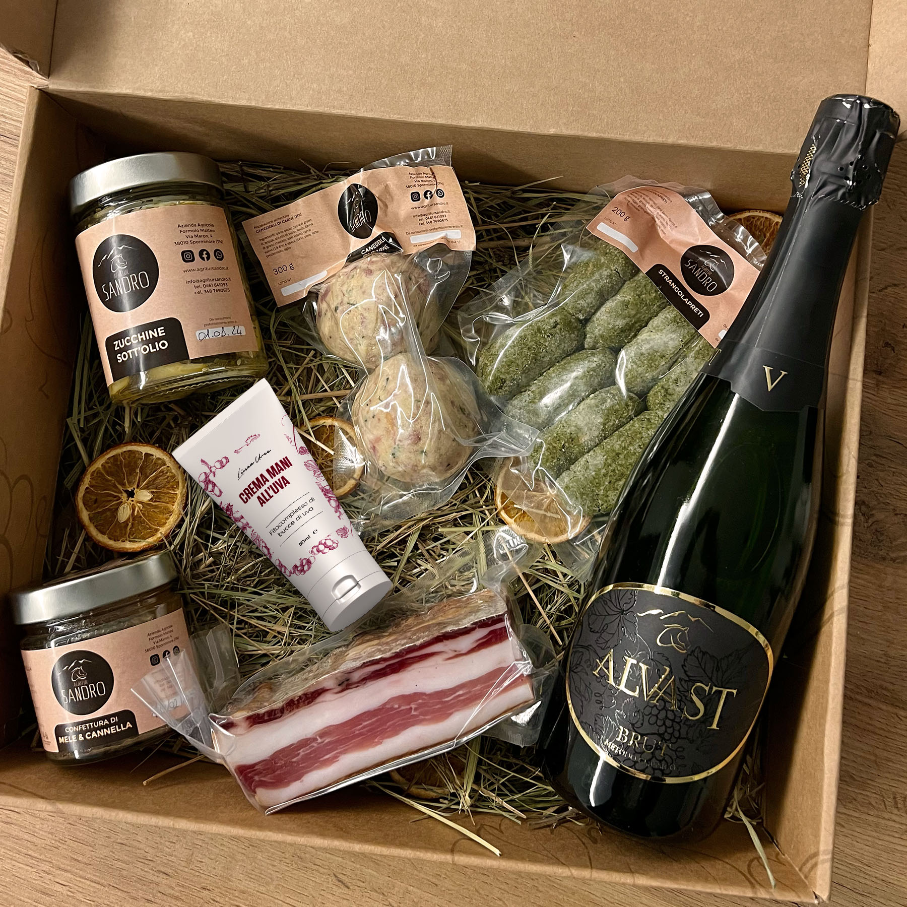 Weihnachtskiste mit typischen Produkten aus dem Trentino